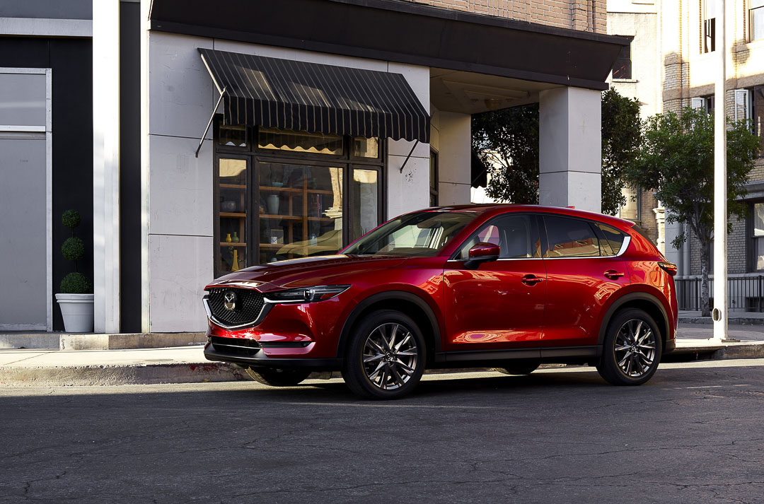 Mazda CX-5 2021 stationné devant un commerce en ville