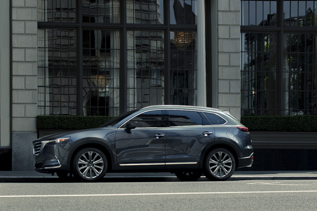 Mazda CX-9 2022 stationné en ville