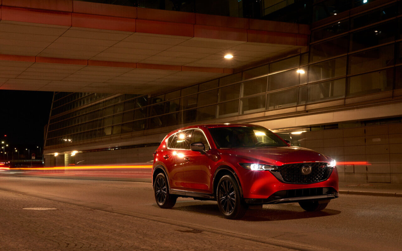 vue latérale avant d'une Mazda CX-5 2022 sur boulevard en ville