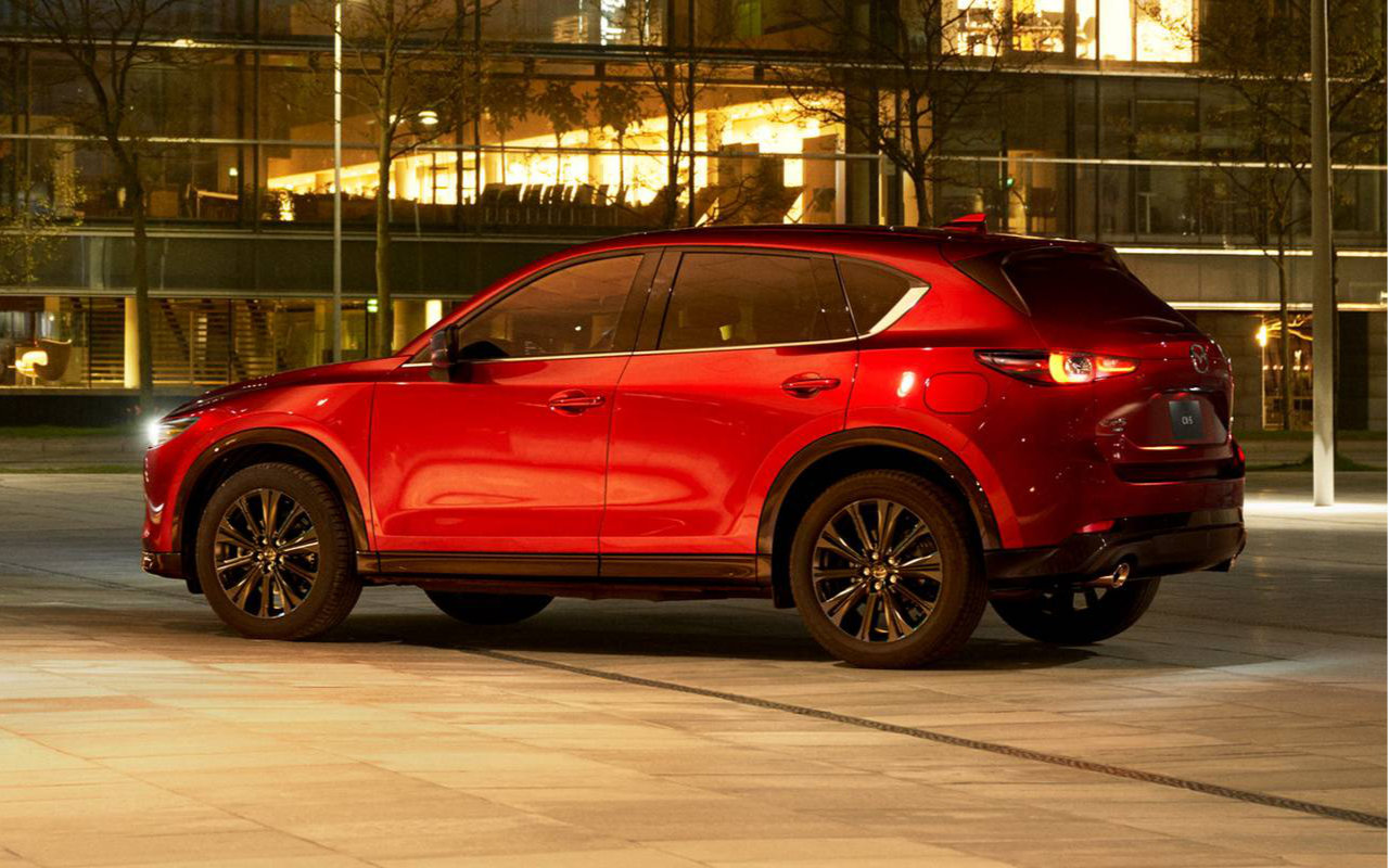 vue latérale arrière d'une Mazda CX-5 2022 sur une place publique le soir