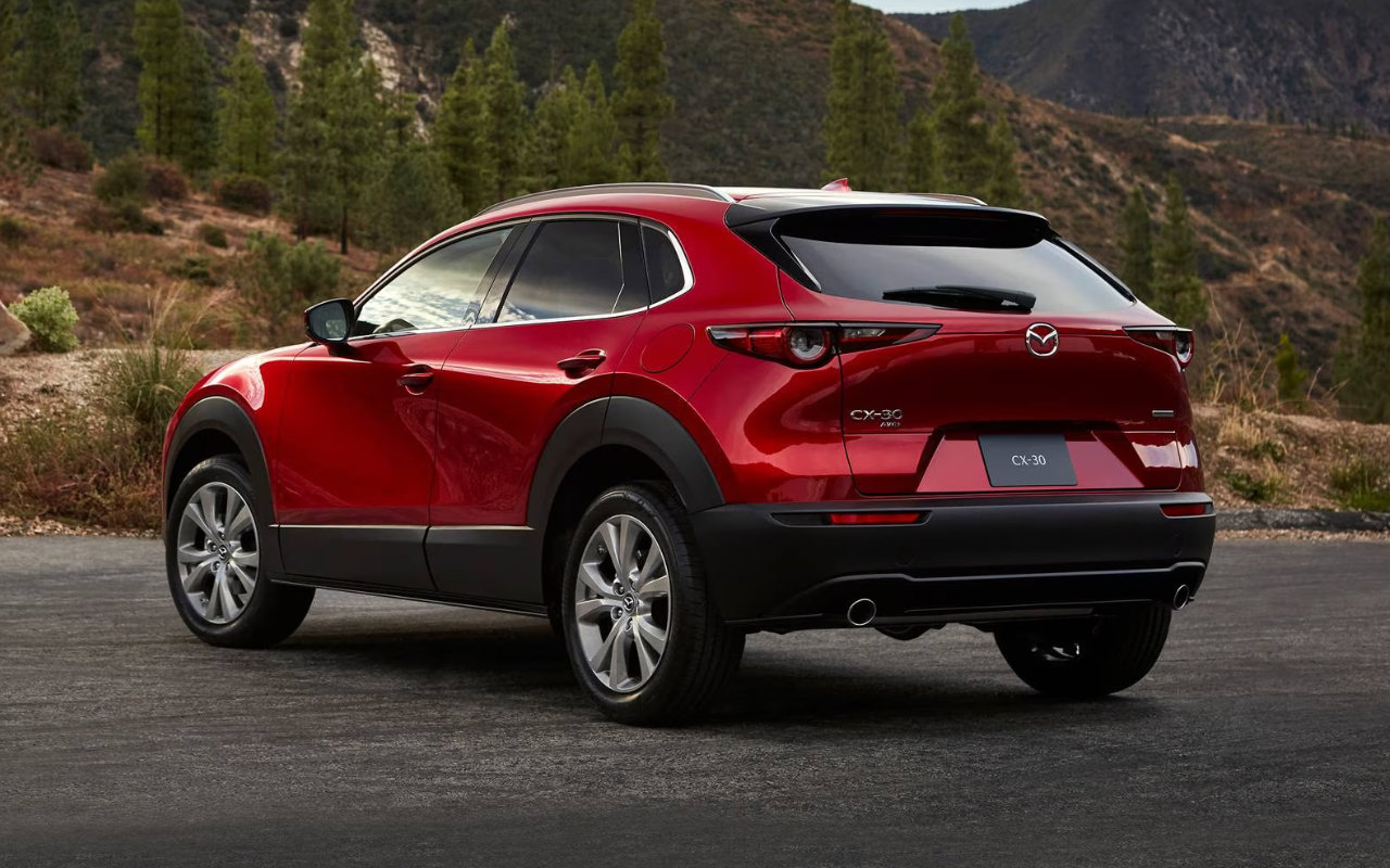 vue latérale arrière d'une Mazda CX-30 2023 près d'une montagne