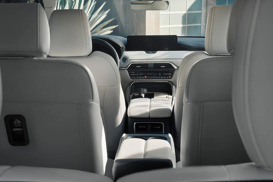 Vue de l'intérieur et de l'espace du Mazda CX-90 2023
