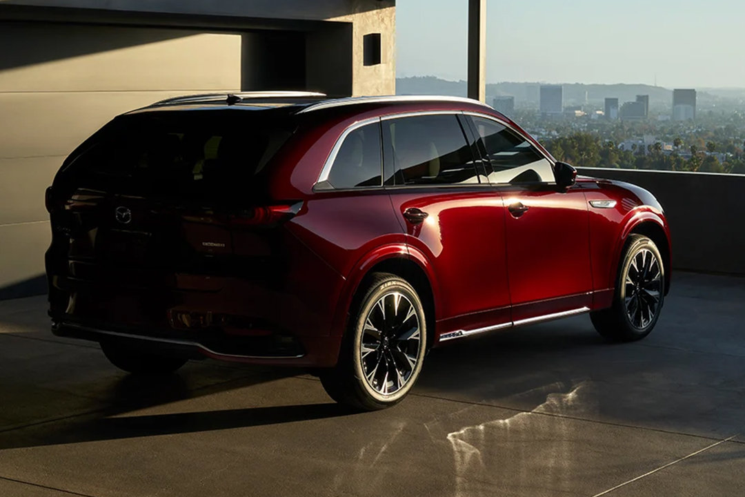 Vue arrière du Mazda CX-90 2023 dans un stationnement en ville