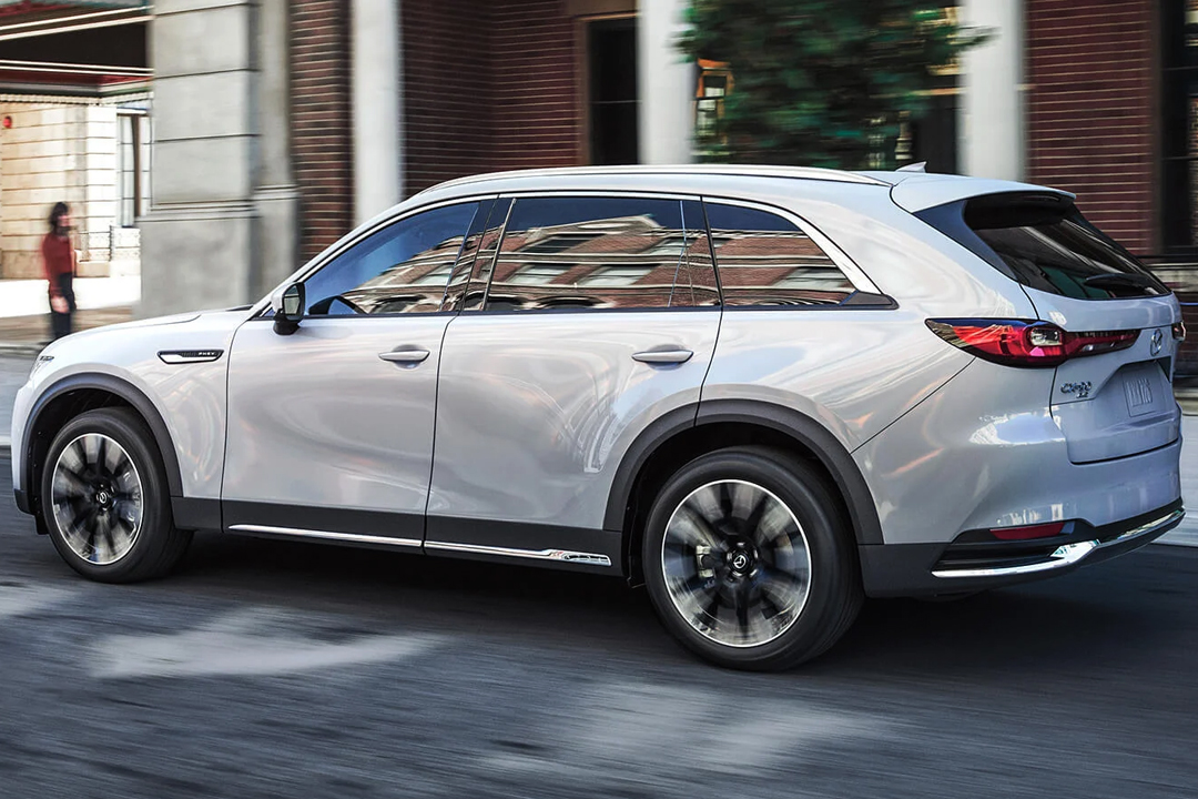 Vue de côté du Mazda CX-90 sur route