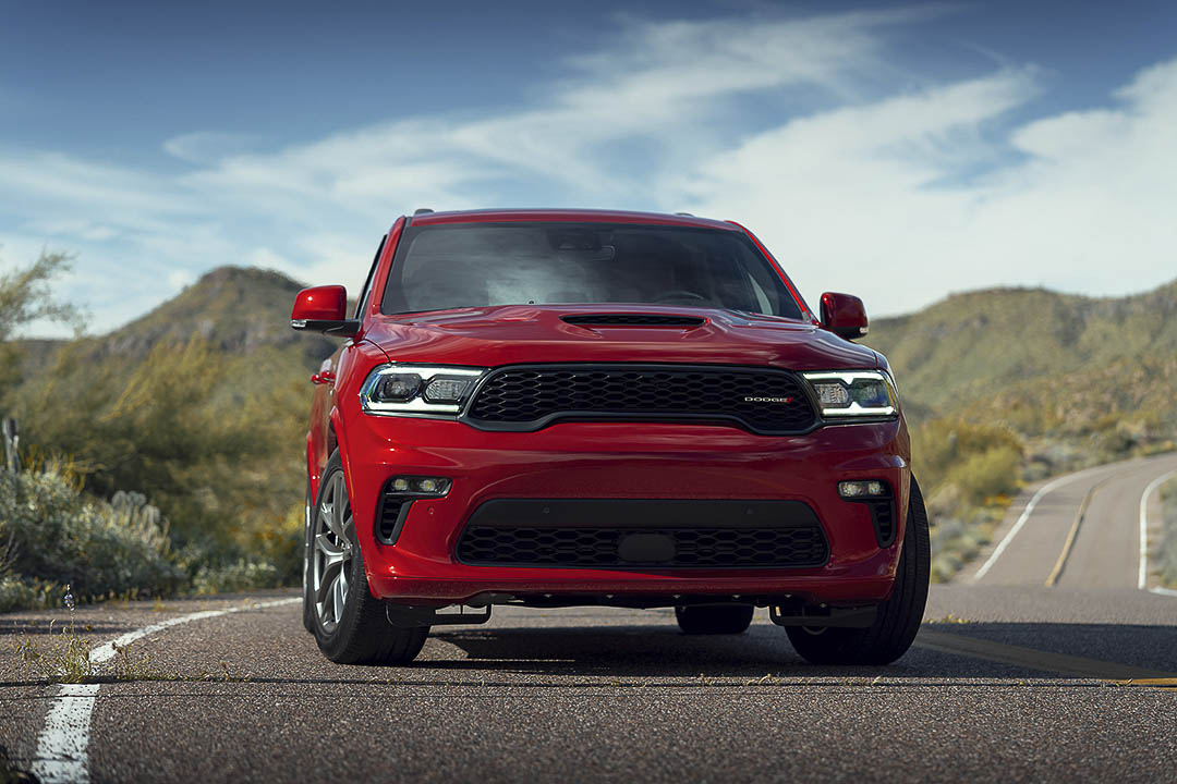 Vue avant du Dodge Durango 2021 rouge garé sur une route