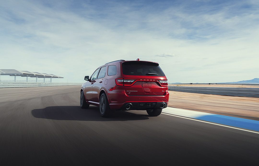 Vue 3/4 arrière du Dodge Durango 2021 roulant sur une piste de course