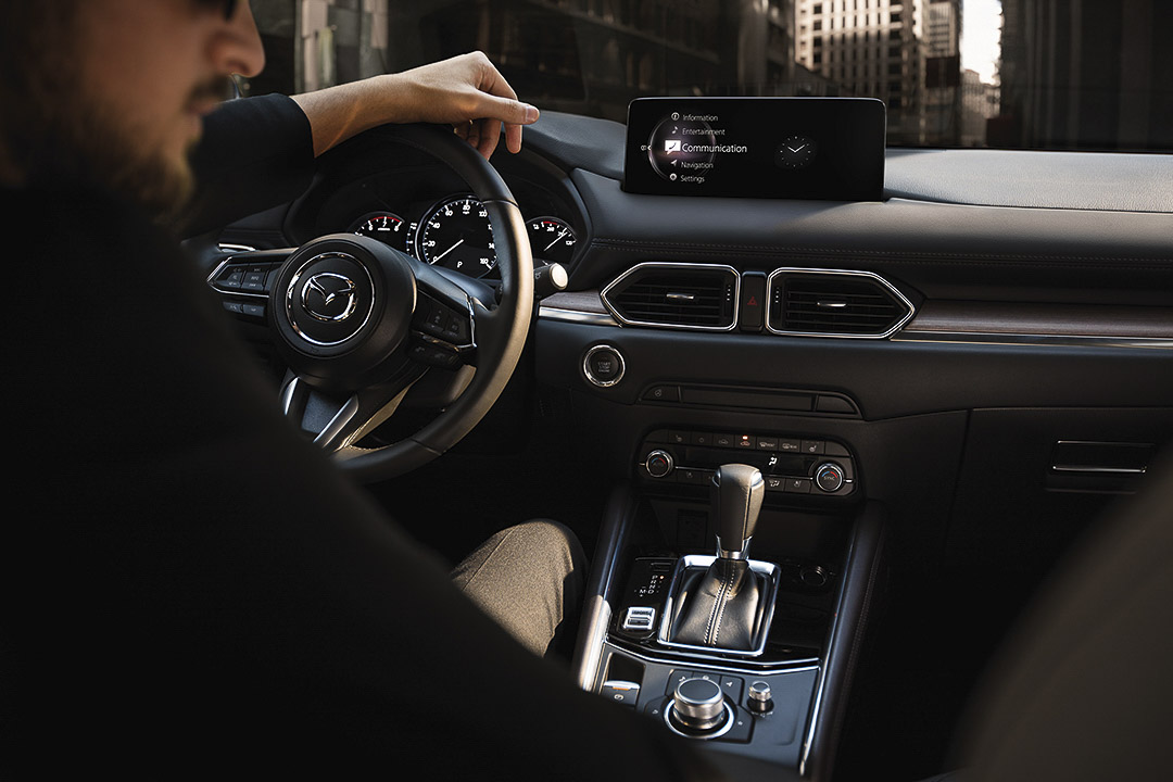 vue de la console centrale à l'intérieure du Mazda CX-5 2021.5