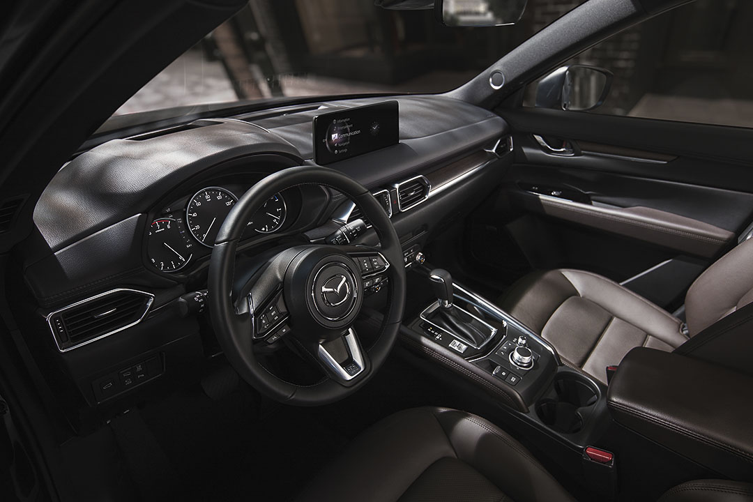 vue du volant et de la console centrale à bord du Mazda CX-5 2021.5