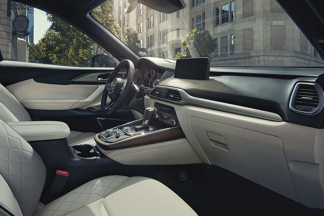 vue de la console centrale, du volant et de l'écran à bord du Mazda CX-9 2021.5