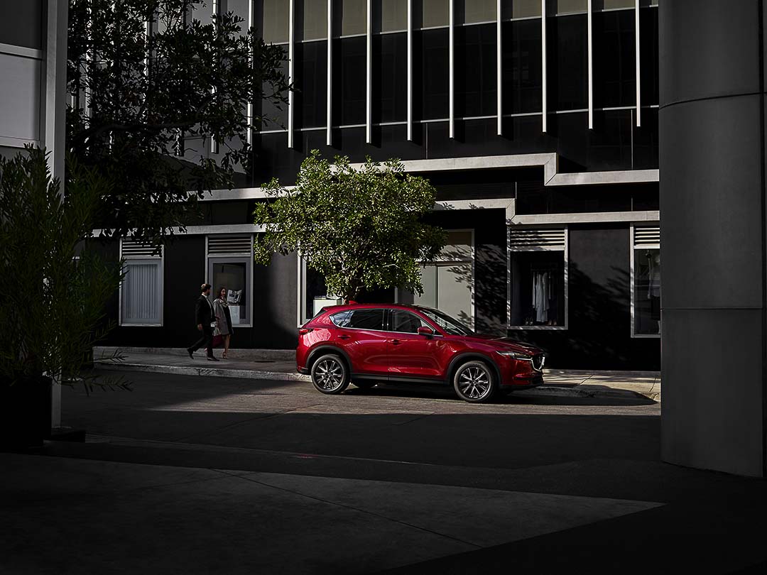 vue latérale du Mazda CX-5 2021 stationné sur une rue
