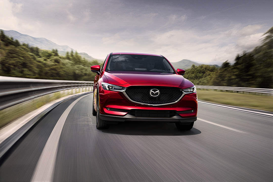 vue avant du Mazda CX-5 2021 roulant sur l'autoroute