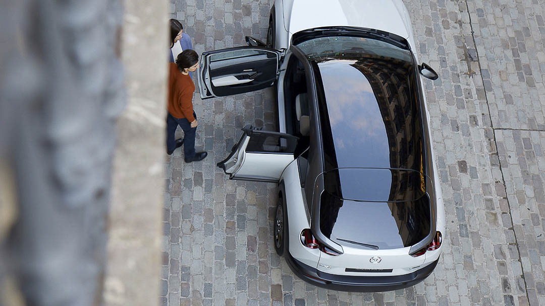 vue en contre plongée du Mazda MX-30 2022 avec les portières ouvertes