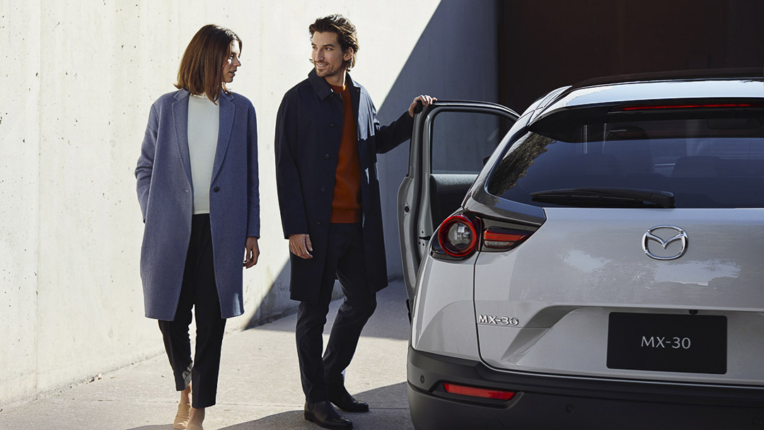 Couple s'apprêtant à embarquer dans le Mazda MX-30 électrique 2022