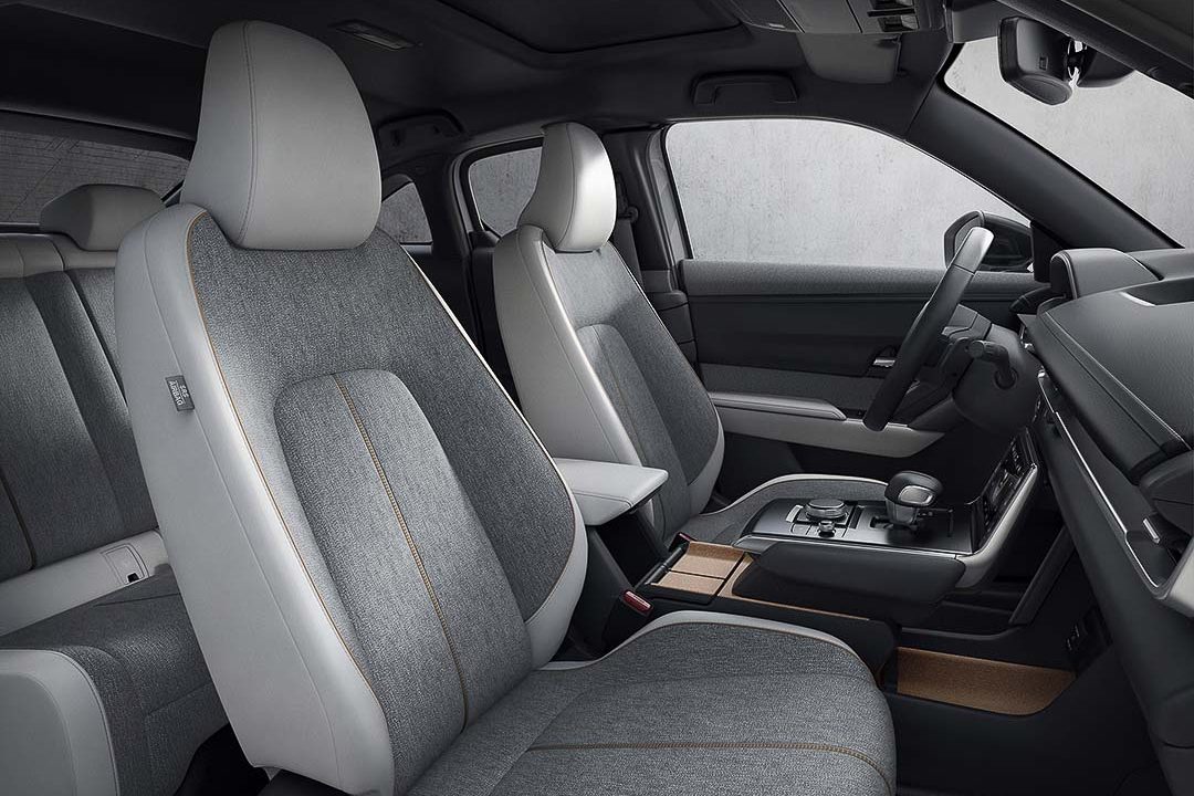 L'habitacle du Mazda MX-30 2022 incluant ses sièges avant et la banquette arrière