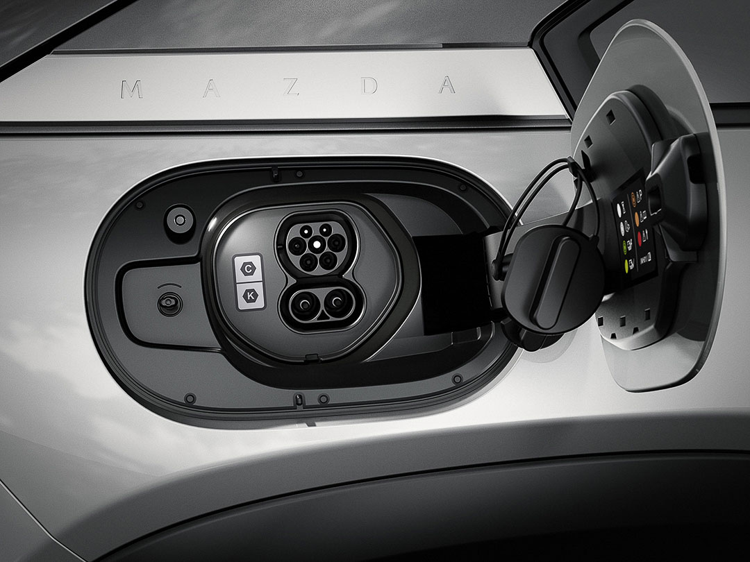 Le rechargement électrique dans le réservoir du Mazda MX-30 électrique 2022
