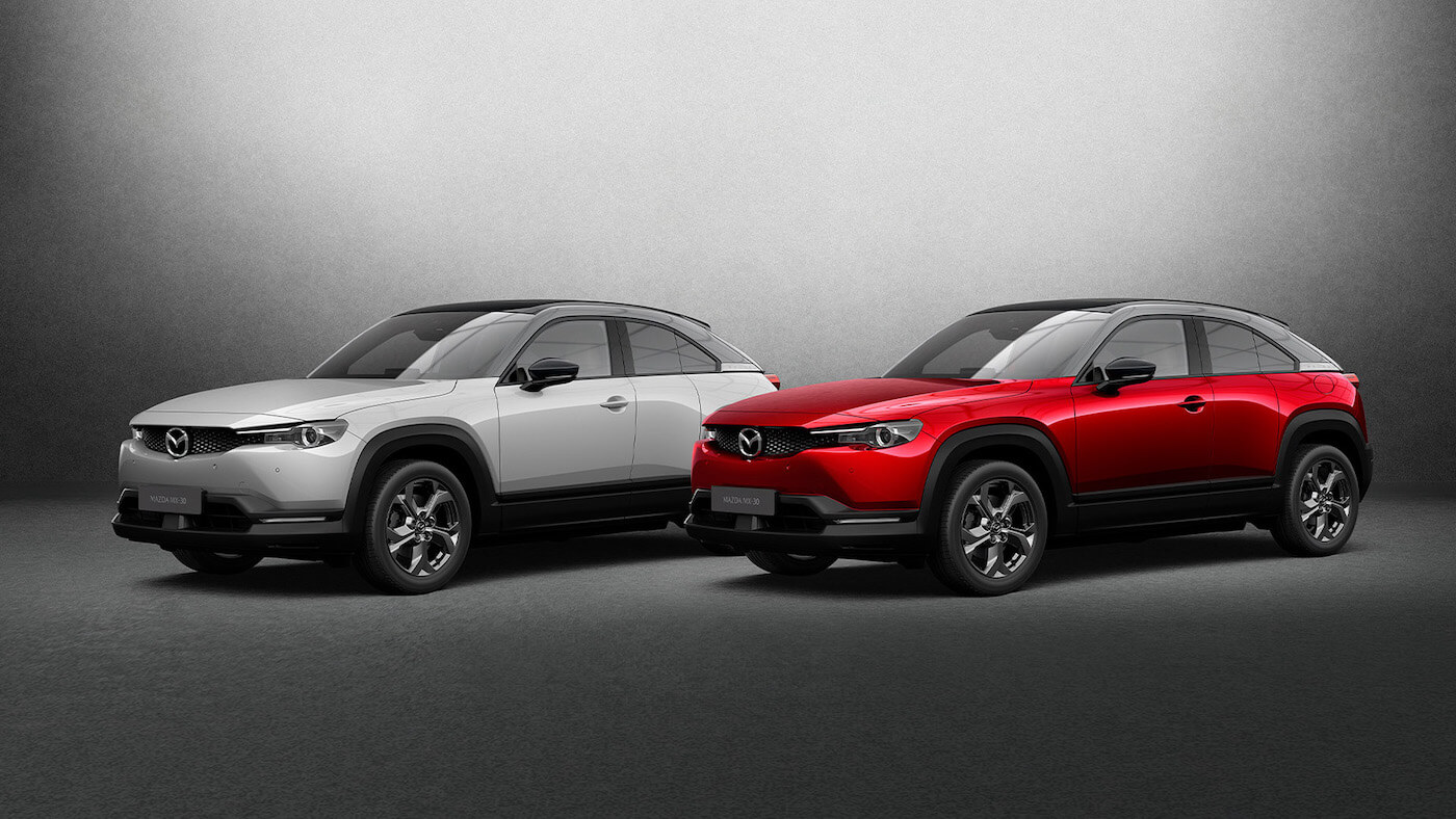 2 versions du Mazda électrique 2022 blanc et rouge côtes-à-côtes