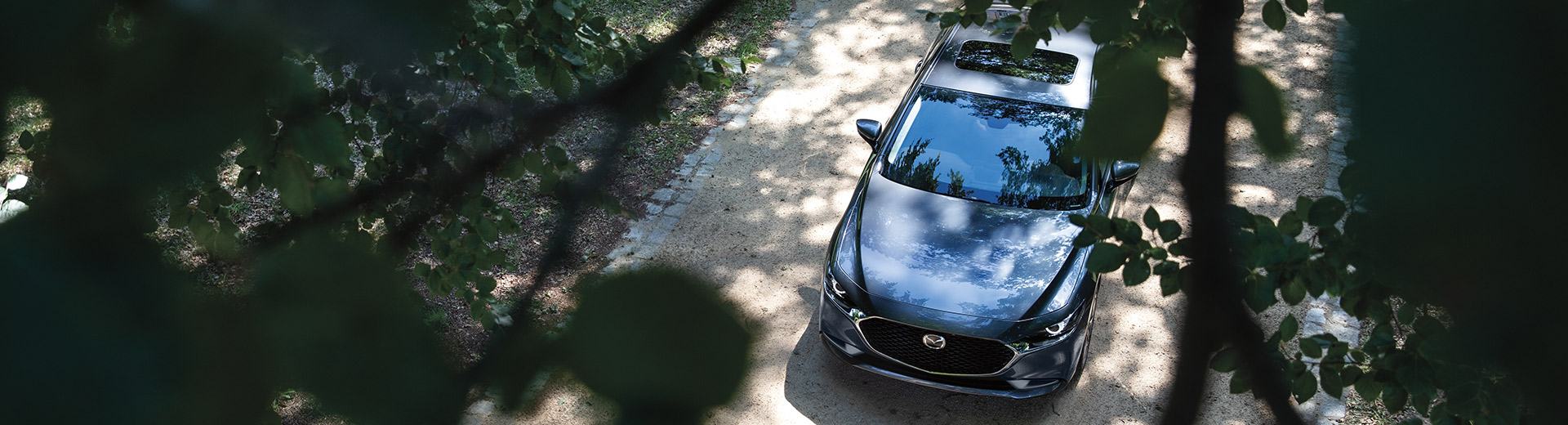 vue en plongée du Mazda3 2021 sur un sentier aménagé