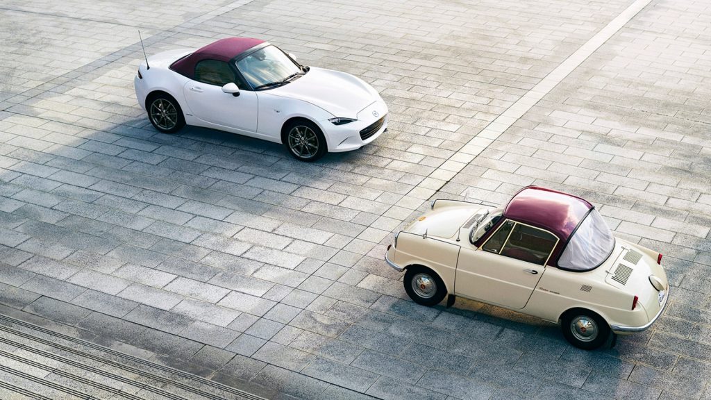 Droite: Le Mazda R360, toiture rouge et couleur de base blanc nacré, à gauche: Mazda MX-5 Miata couleur blanche
