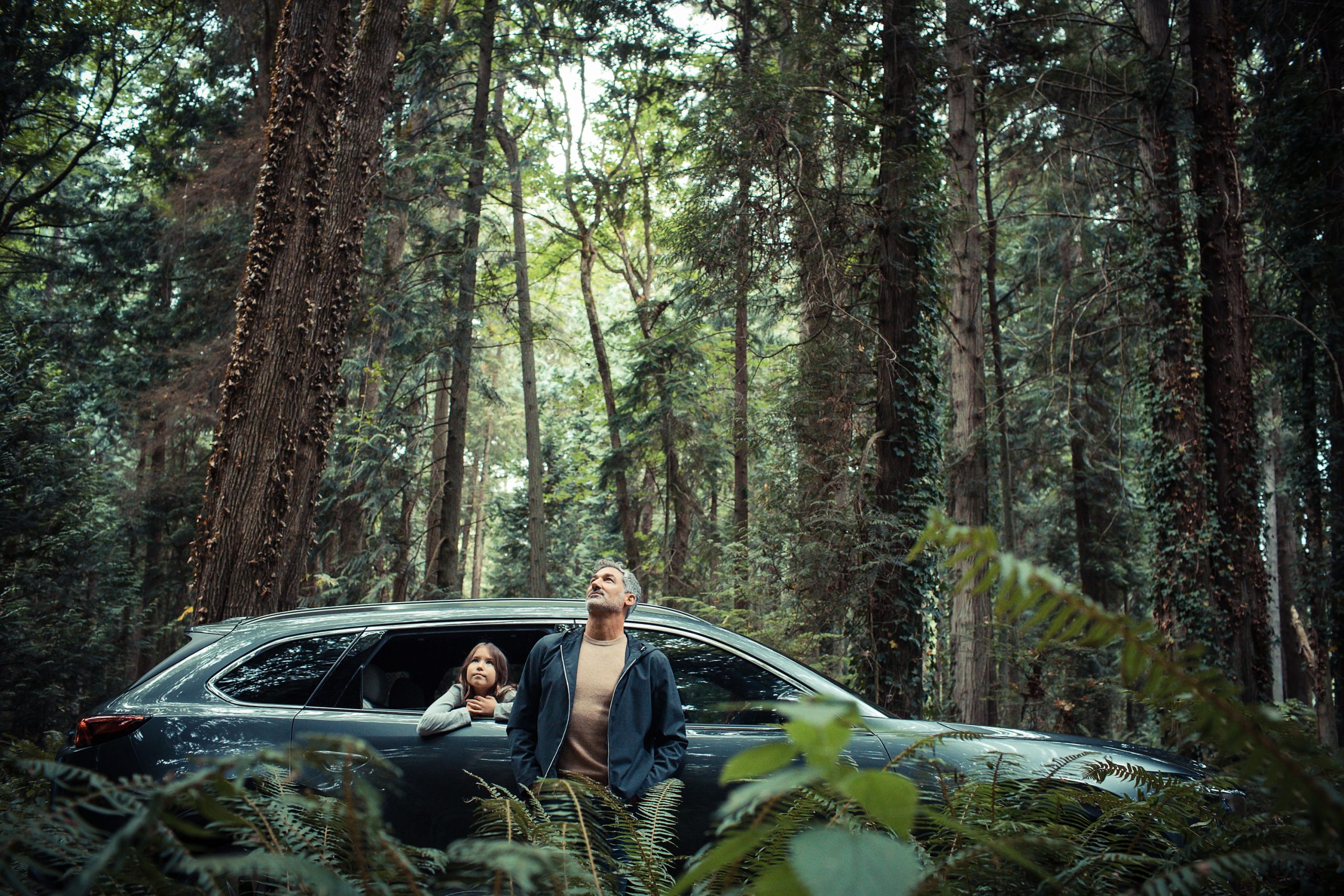 Père et sa fille avec le Mazda CX-9 2020 contemplant la forêt