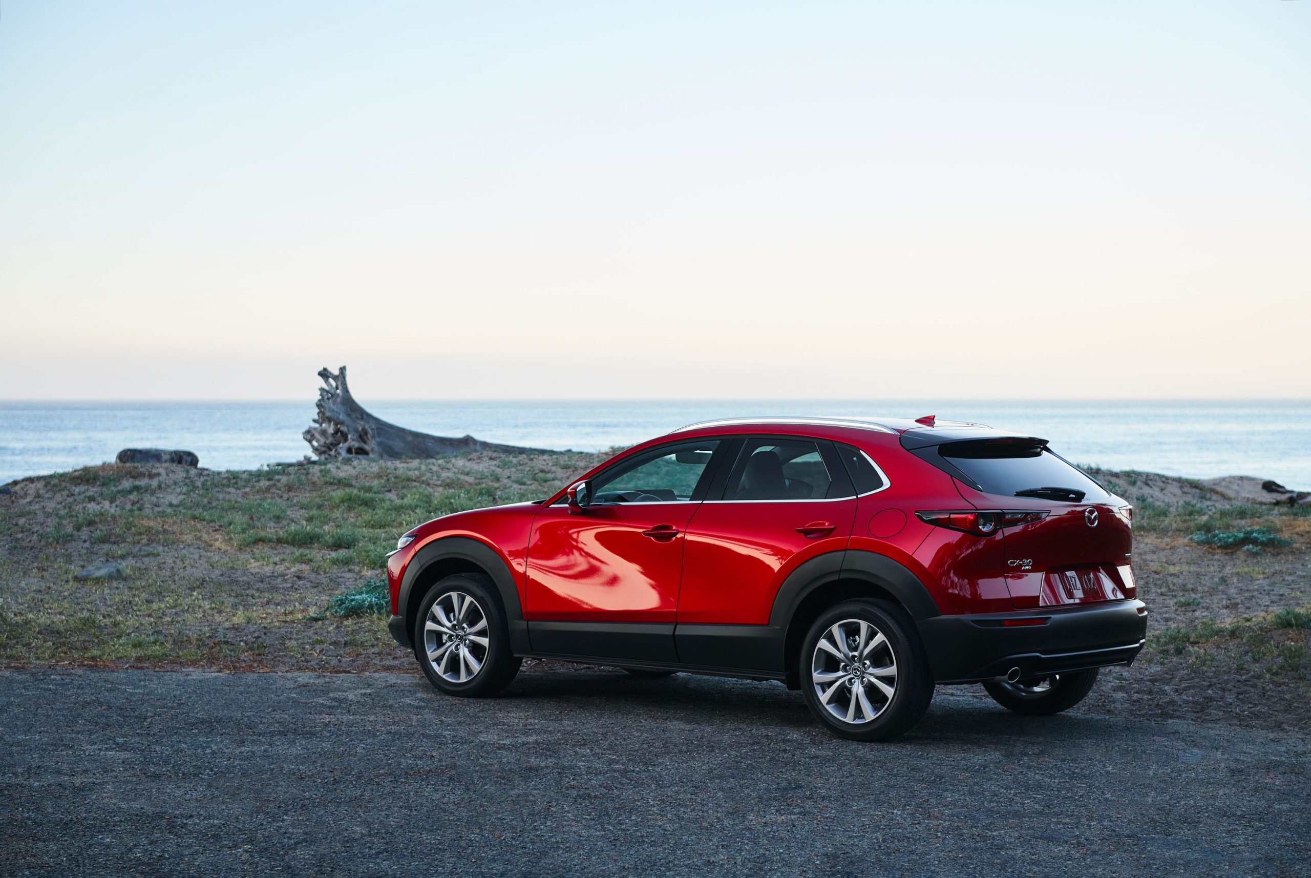 Mazda CX-30 2020 couleur rouge sur le bord de l'océan