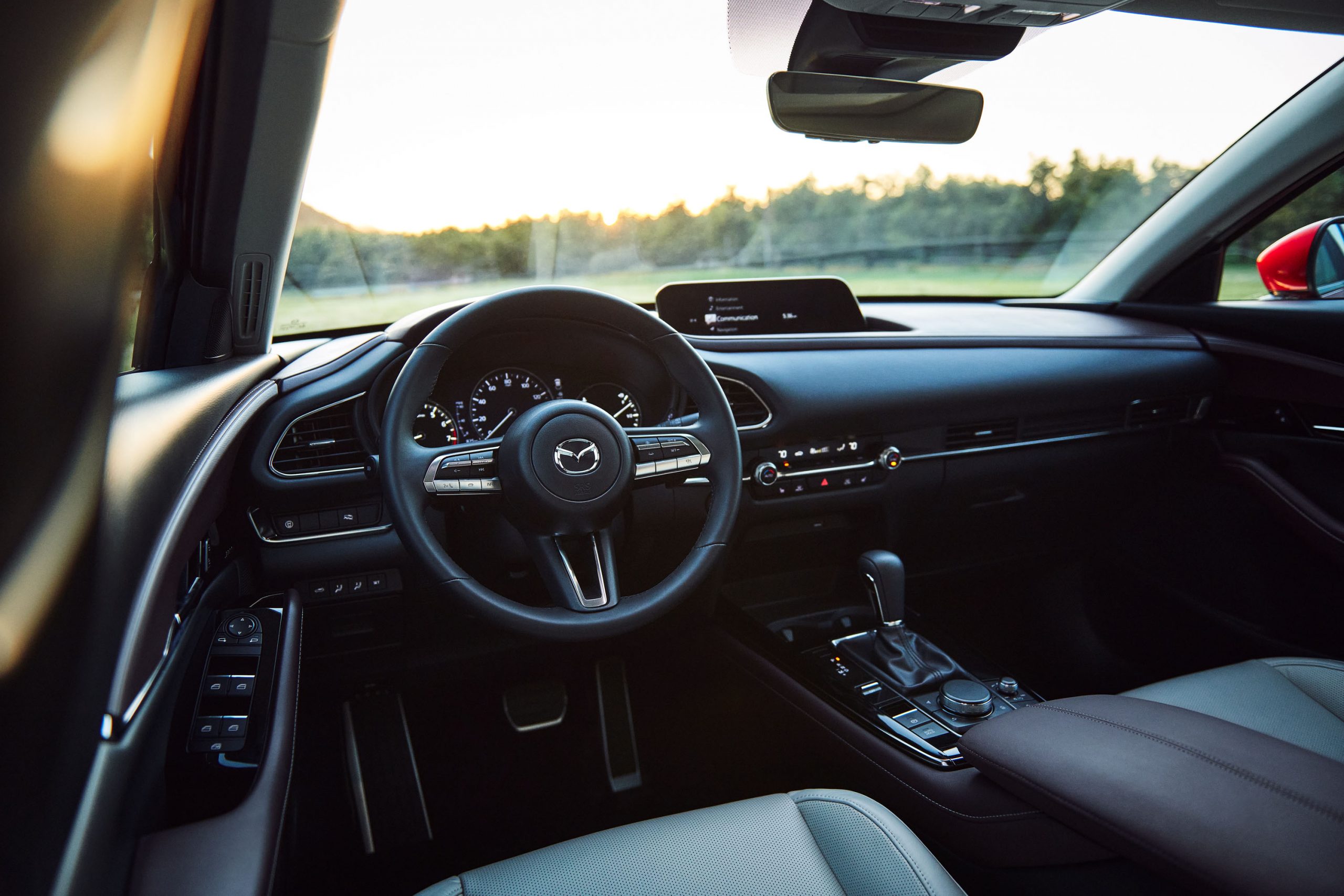 le cockpit du Mazda CX-30 2020, sièges noirs en cuir